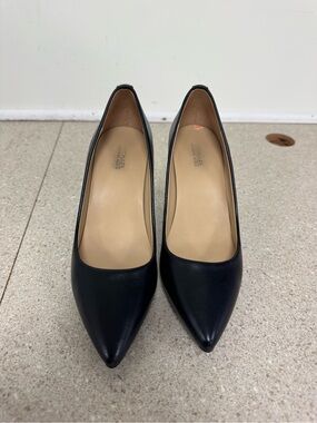 MICHAEL Michael Kors Black Pointed Leather Pumps - Classic Style